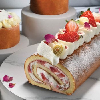 Vanilla Strawberry Swiss Roll